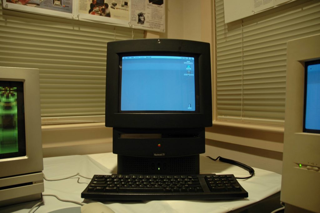 Кто был изображен на первом логотипе Apple-3